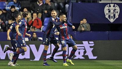 Los goles del Levante U.D. 2 F.C. Barcelona 1 Tablero deportivo - Los goles del Levante U.D. 2 F.C. Barcelona 1 - Escuchar ahora