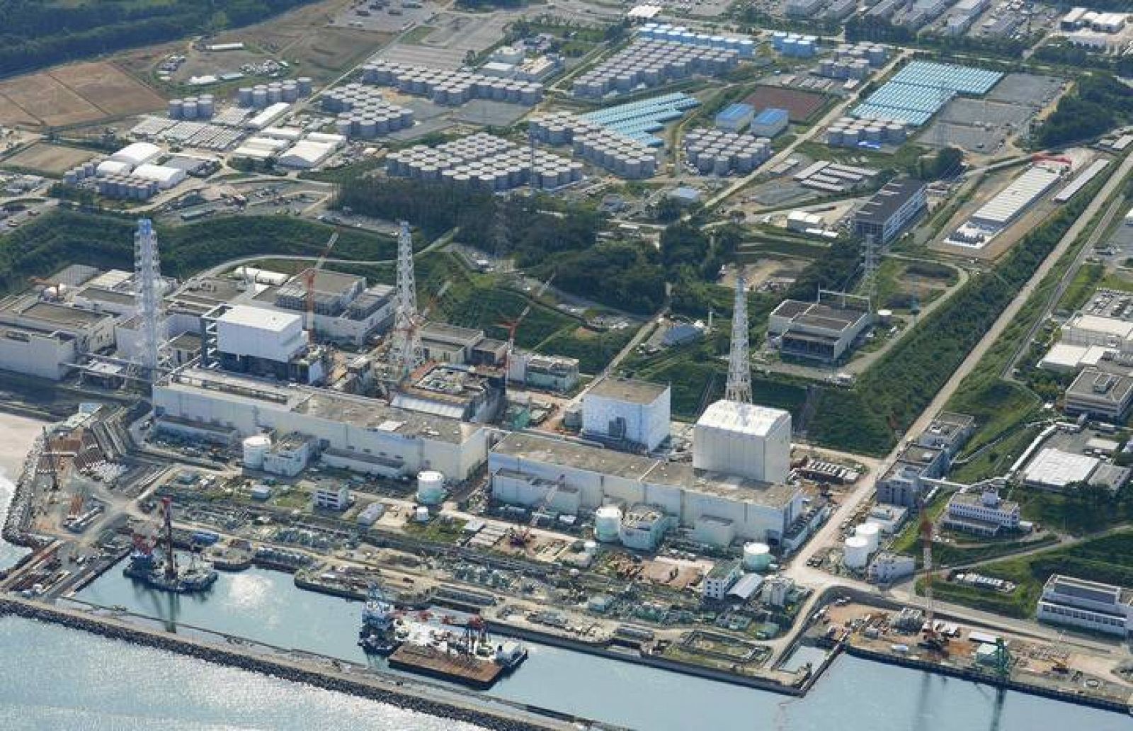 Vista aÃ©rea de la central nuclear de Fukushima. Los habitantes de la prefectura desplazados por el terremoto y la crisis nuclear no pueden regresar aÃºn a sus casas. 