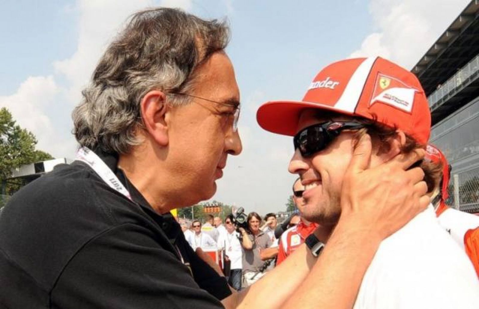 Imagen de archivo del presidente de Ferrari, Sergio Marchionne, junto a Fernando Alonso. 