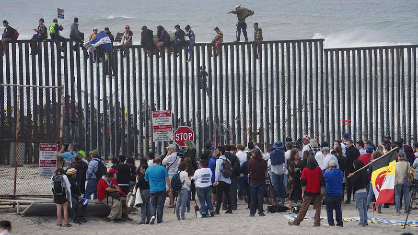 Cruzan a EE.UU. los primeros migrantes centroamericanos de la caravana