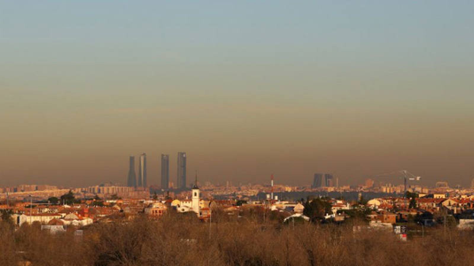 Perfil de la ciudad de Madrid con una nube de contaminaciÃ³n sobre sus edificios