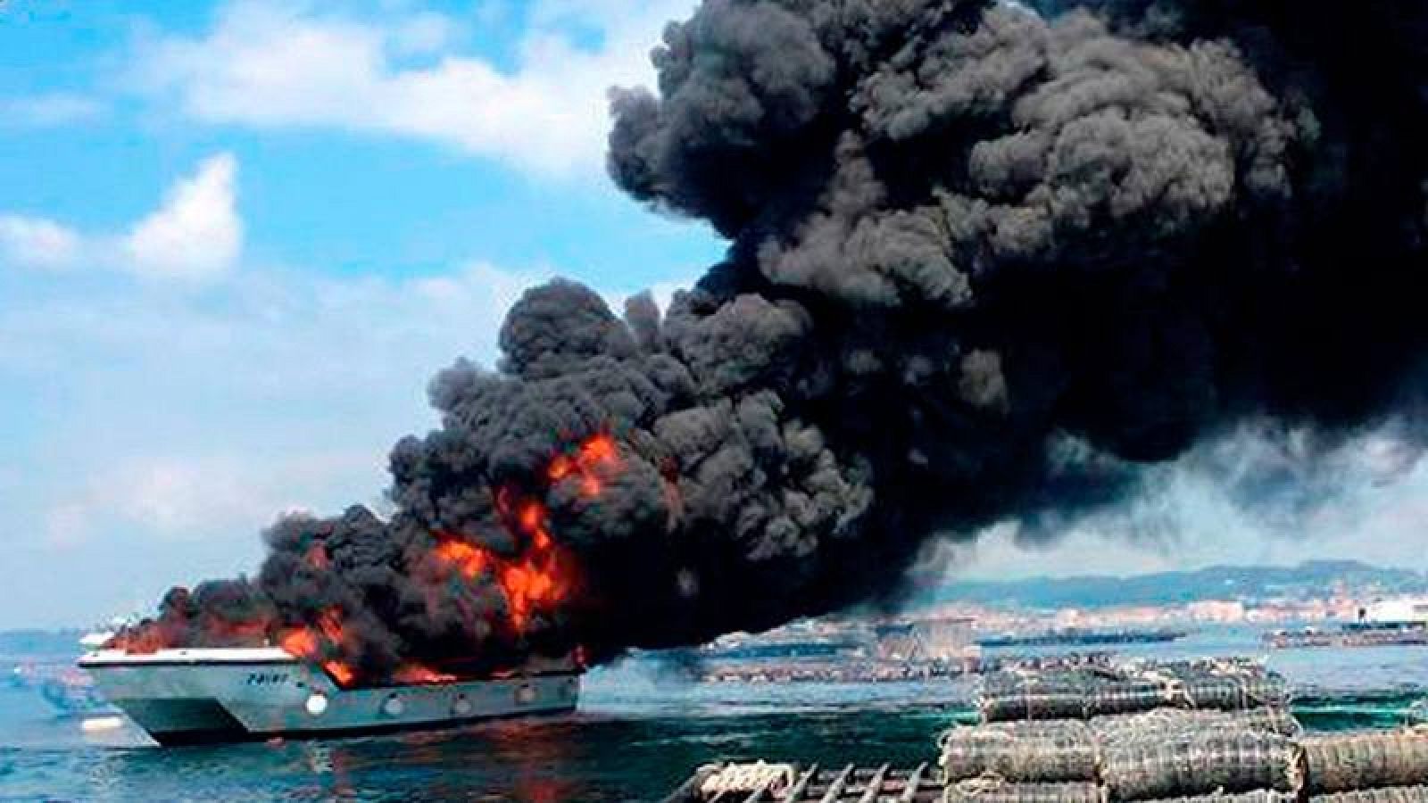 El catamarán incendiado en las cercanías de O Grove, en Pontevedra.