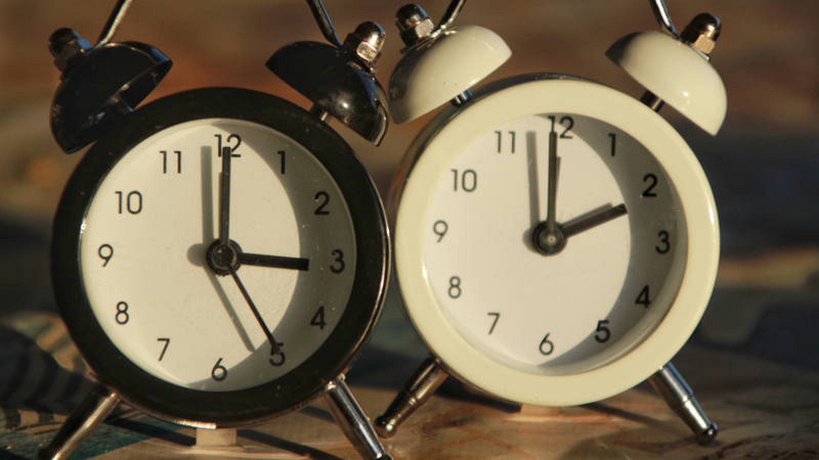 Todos los ciudadanos de la Unión Europea (UE) han retrasado este domingo sus relojes de acuerdo a una Directiva Europea en vigor desde 1974.