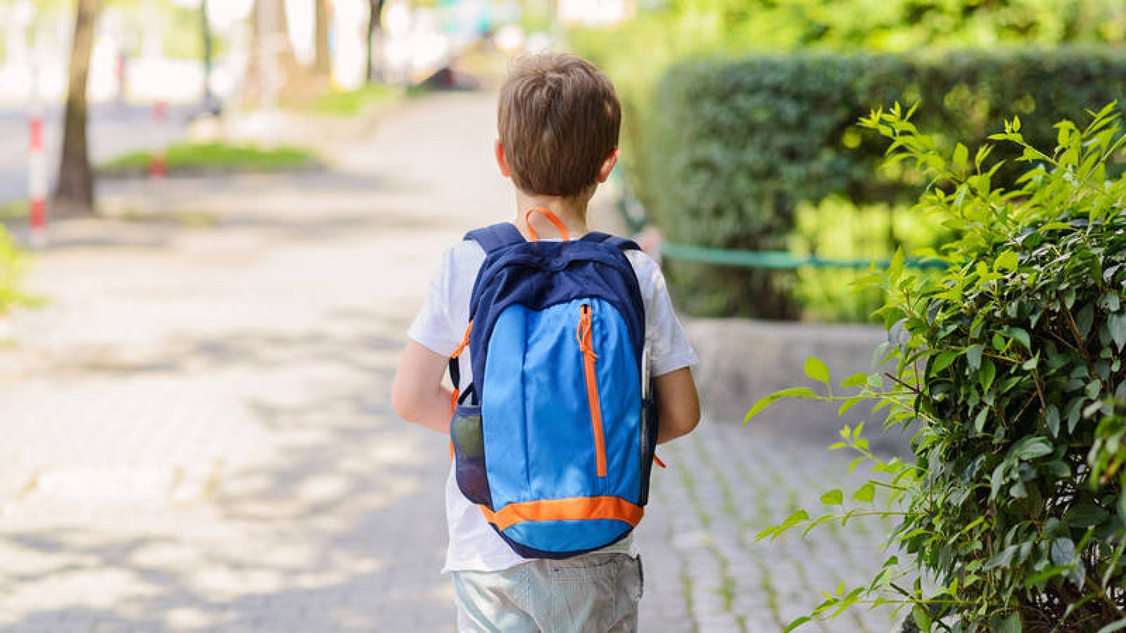  Imagen de archivo de un niño caminando solo