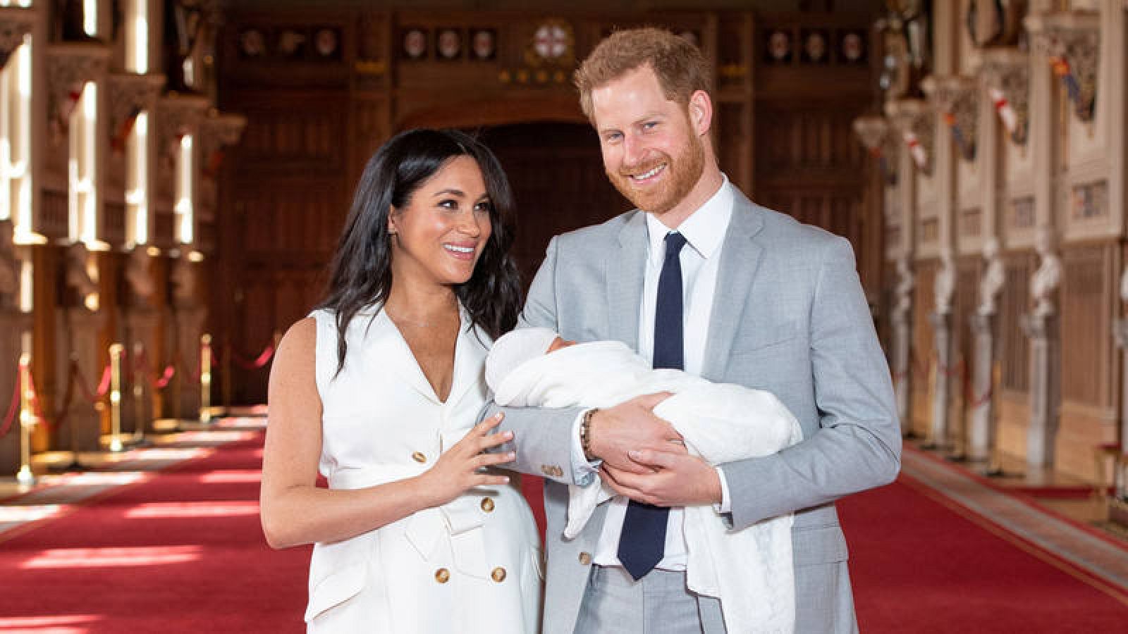 El príncipe Harry y Meghan Markle presentan a su primer hijo, Archie Harrison ...