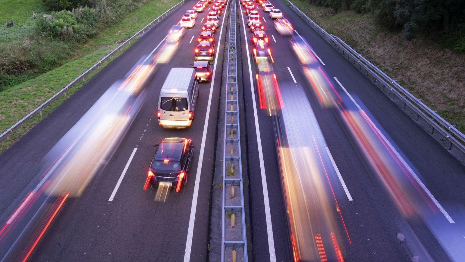 Varios vehículos se amontonan en la carretera
