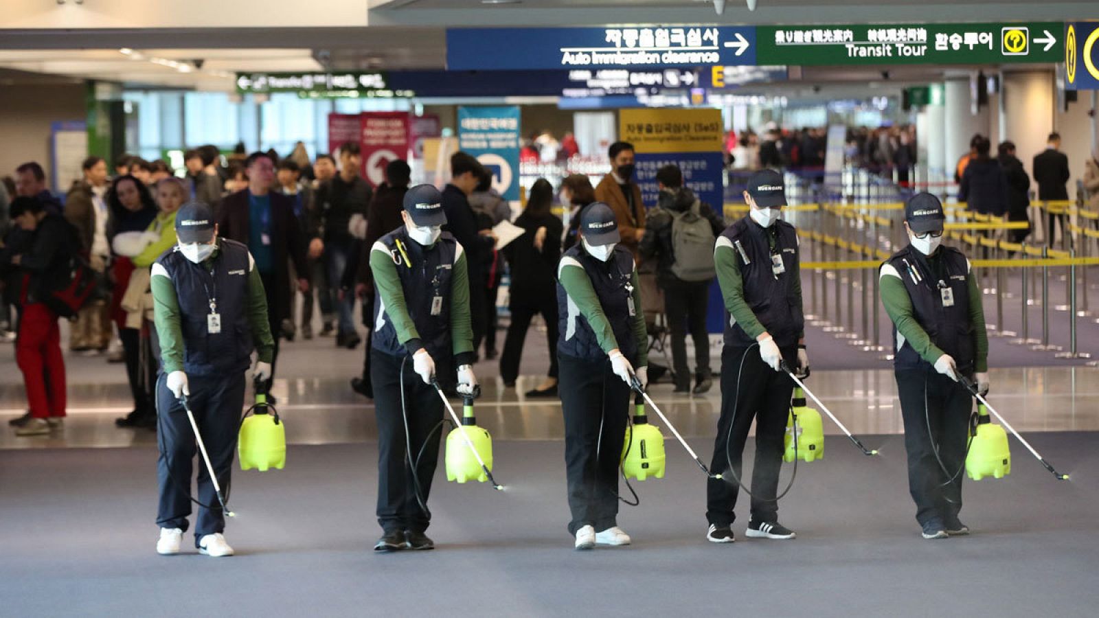  Un grupo de trabajadores durante las tareas de desinfección en el aeropuertp de Incheon, Corea del Sur