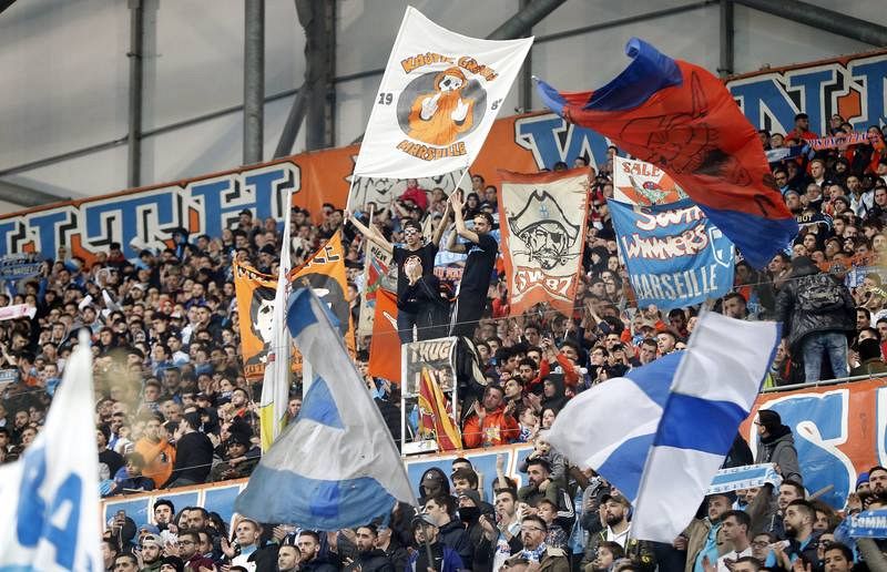 Aficionados del Olympique de Marsella animan a su equipo durante los octavos de final de la Liga Europea. Aficionados del Olympique de Marsella animan a su equipo durante los octavos de final de la Liga Europea.
