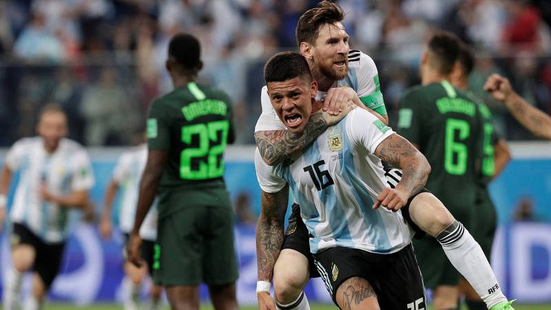 Rojo y Messi celebra el gol del pase de Argentina a octavos.