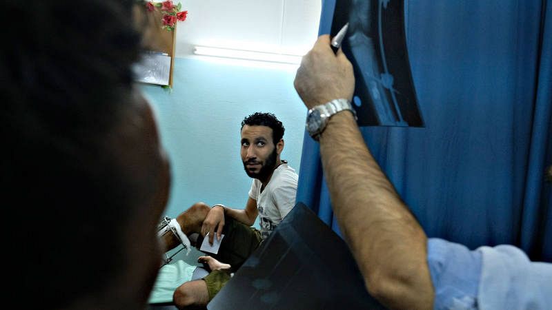 Los médicos evalúan la evolución de uno de los heridos en la clínica de Ciudad de Gaza