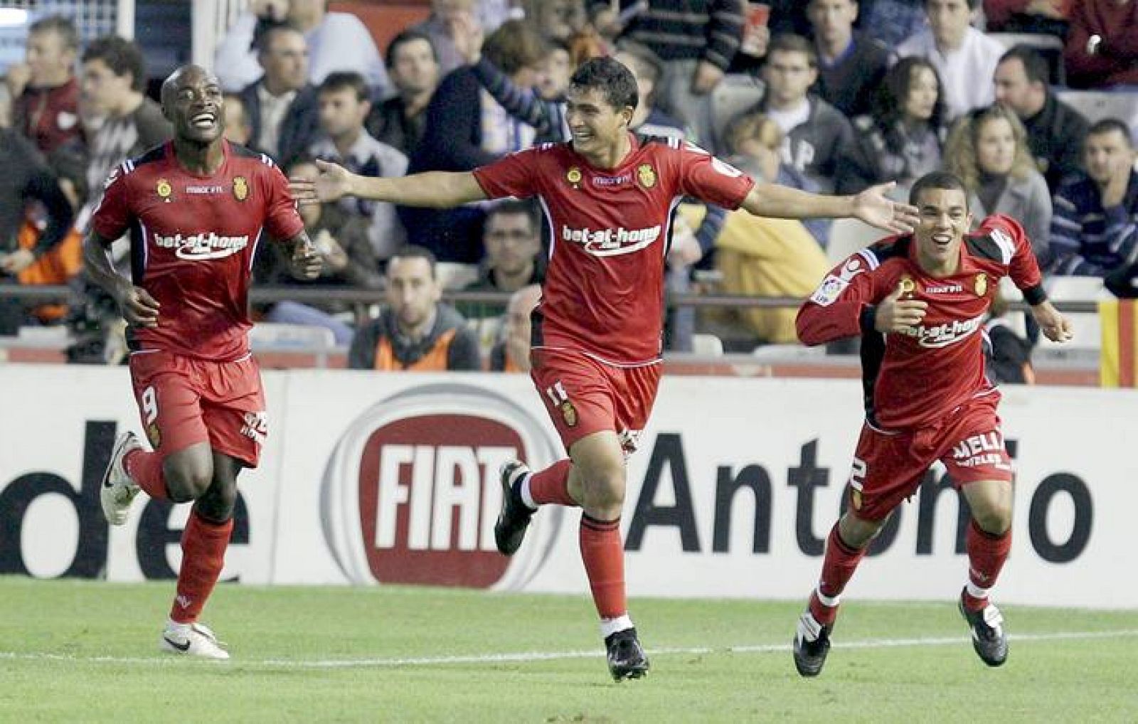Chori, WebÃ³ y Ratinho celebran el segundo tanto del Mallorca ante el Valencia.