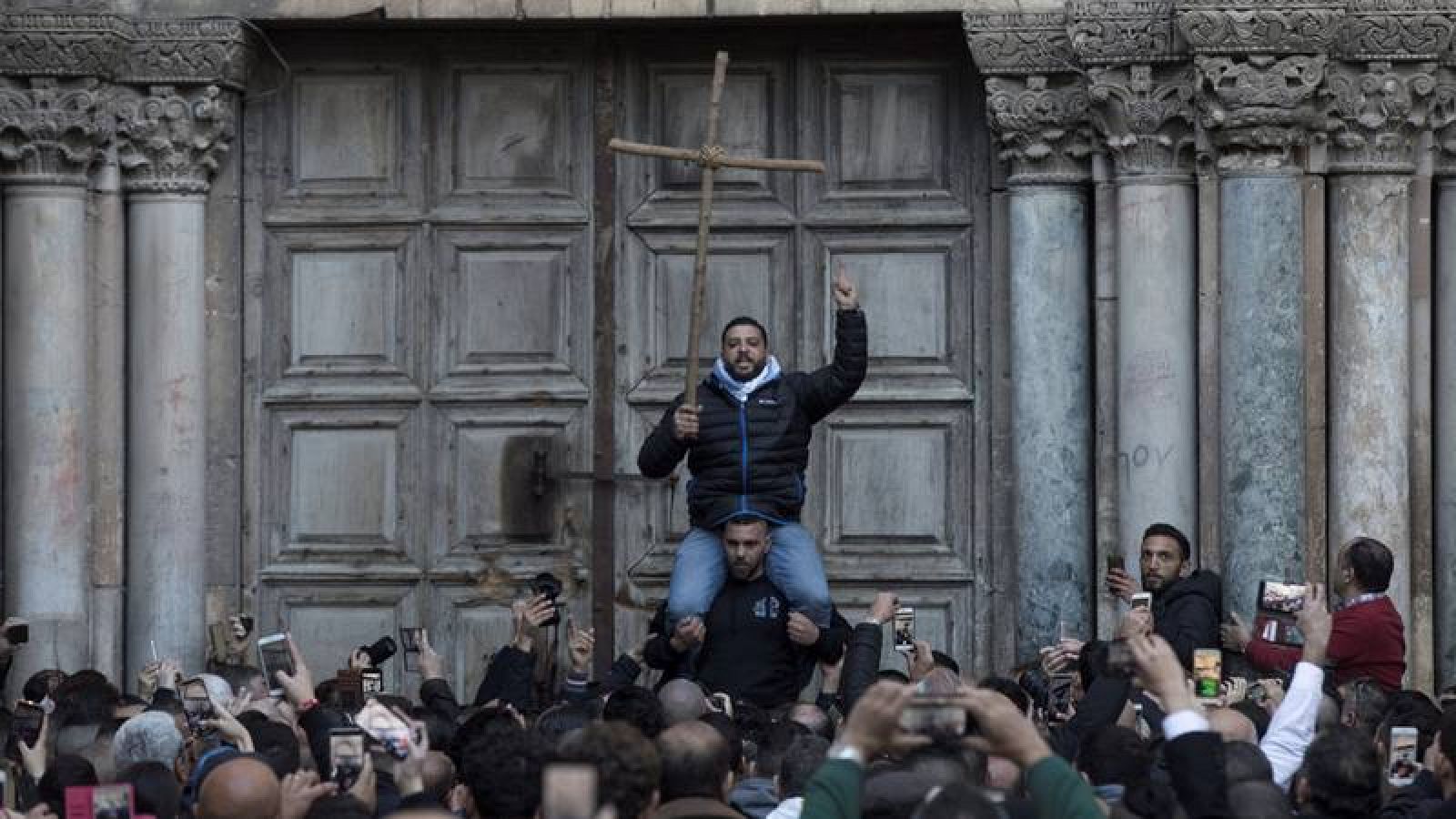 Peregrinos cristianos rezan ante la Iglesia del Santo Sepulcro