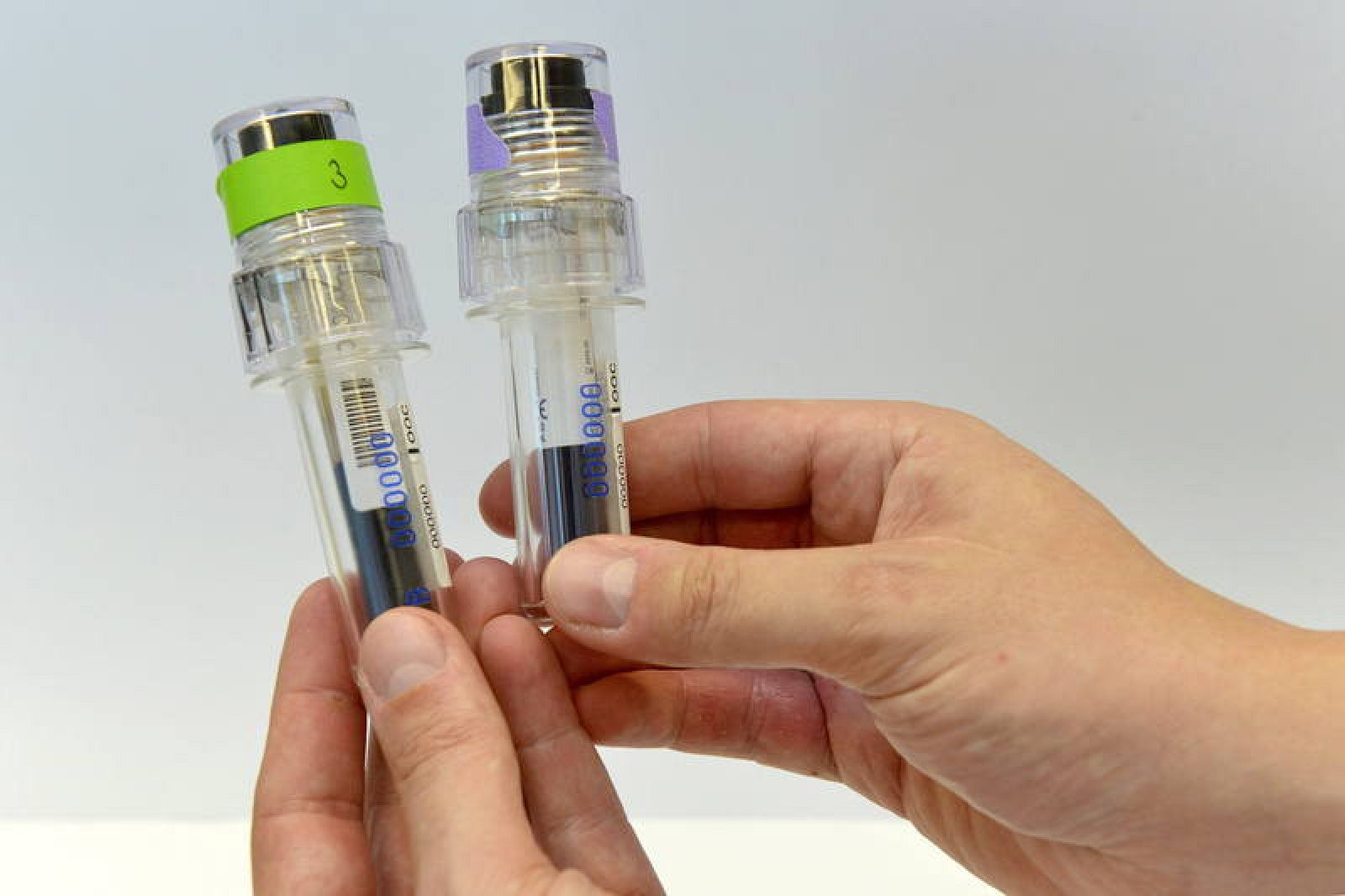 Un laboratorio antidopaje Un técnico de un laboratorio antidopaje enseña muestras de sangre