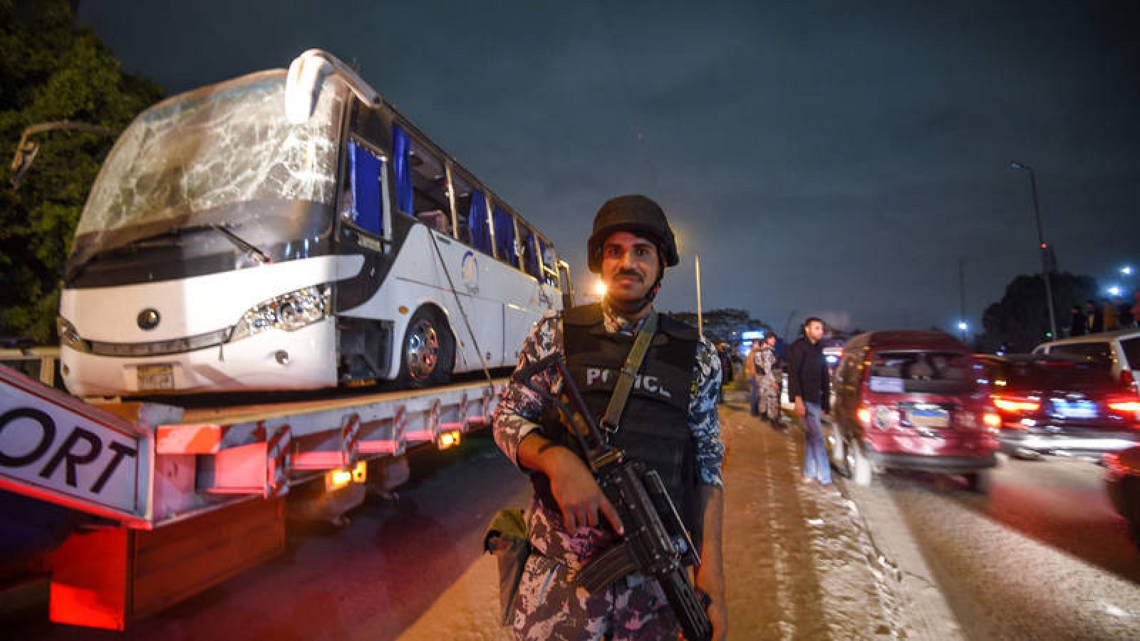 Estado en el que quedó el autobús turístico tras el atentado