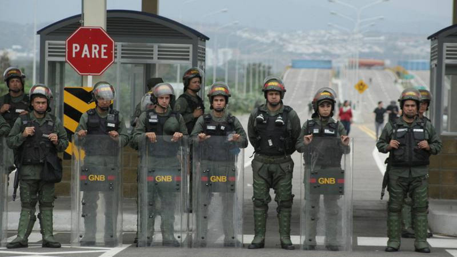 Soldados venezolanos controlan el puente de Tienditas