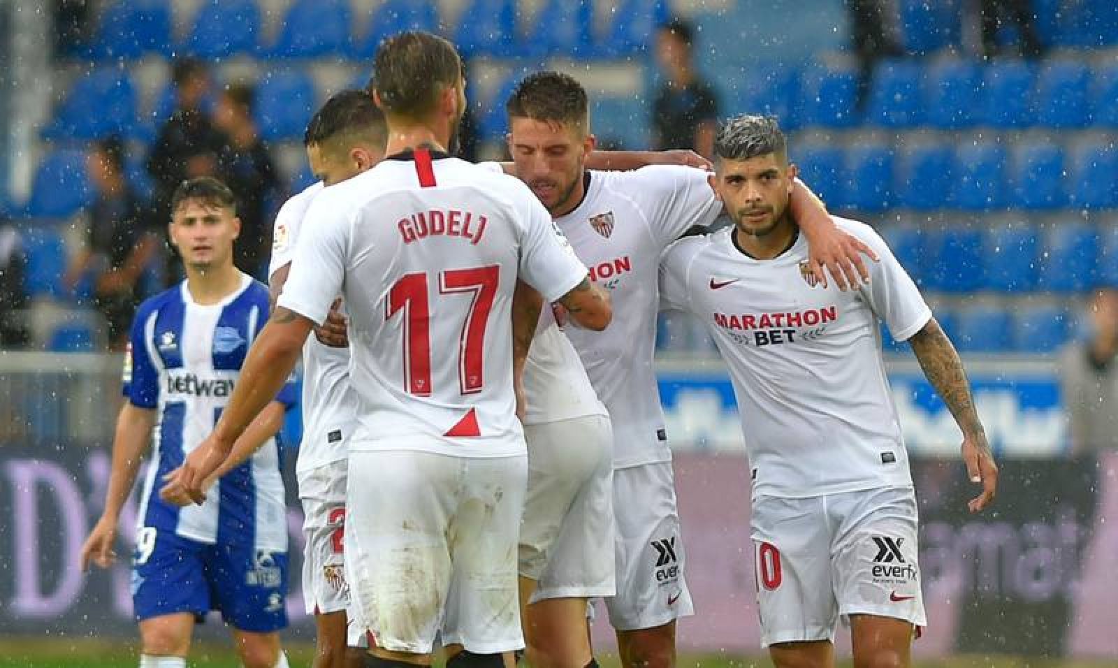 El Sevilla se coloca líder tras la derrota del Atlético en Anoeta y queda con el Real Madrid, Athletic y Osasuna como únicos equipos invictos. El Sevilla se coloca líder tras la derrota del Atlético en Anoeta y queda con el Real Madrid, Athletic y Osasuna como únicos equipos invictos.