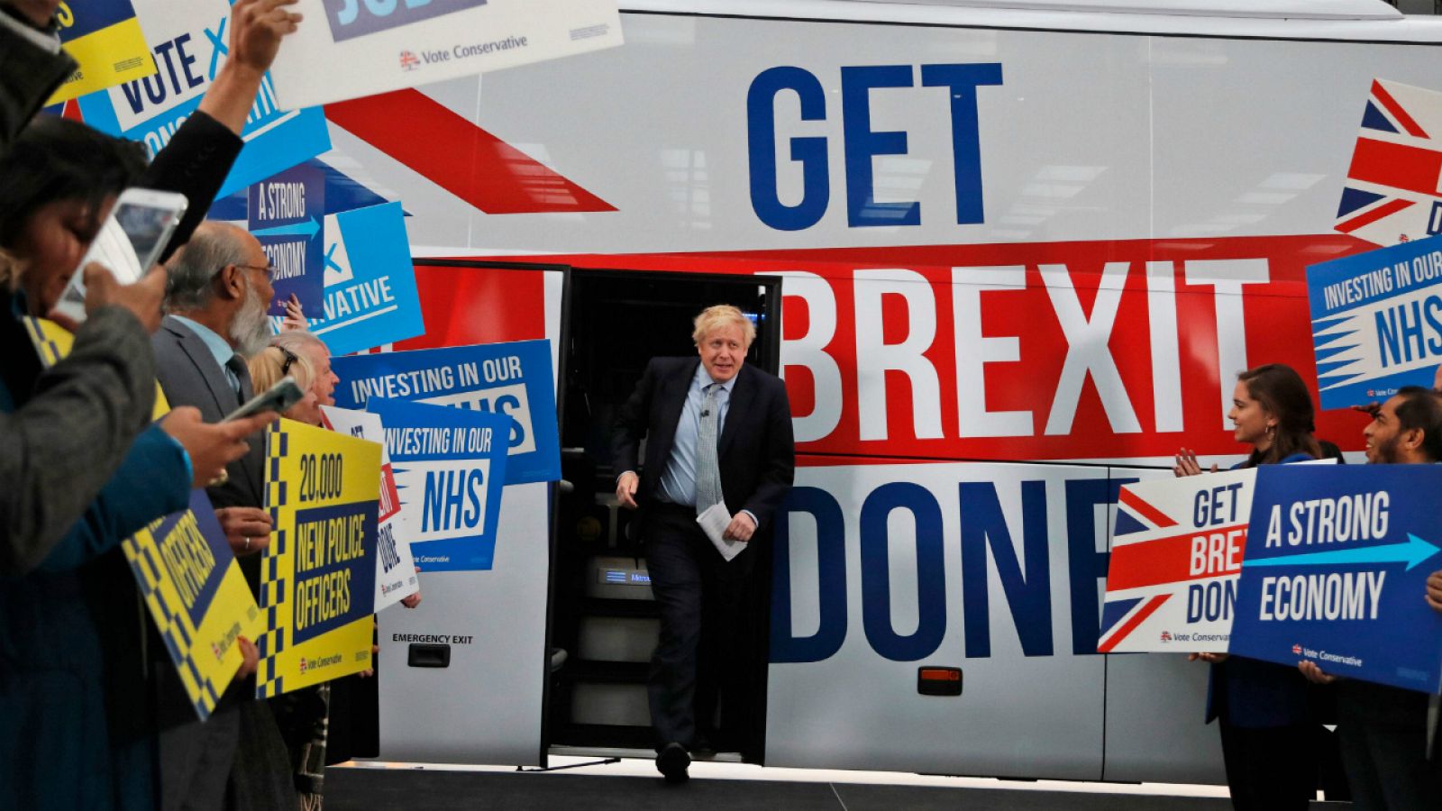 Boris Johnson presenta su autobús de campaña para consumar el 'Brexit'