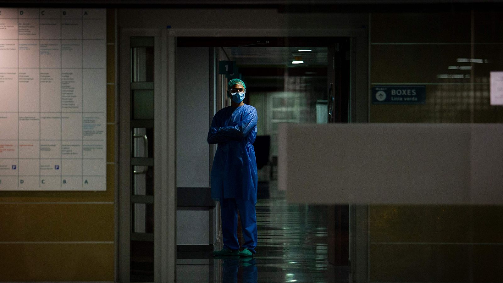 Un trabajador sanitario del Hospital Son Espases, en Palma de Mallorca. Un trabajador sanitario del Hospital Son Espases, en Palma de Mallorca.