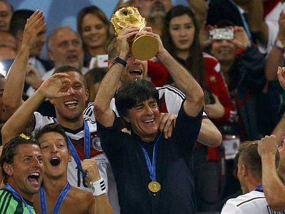 Joachim Löw levanta el título de campeones del Mundo.