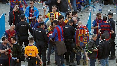 Registros y cacheos a aficionados del Barça en la entrada al Wanda Metropolitano.