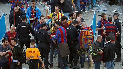 Registros y cacheos a aficionados del Barça en la entrada al Wanda Metropolitano. Registros y cacheos a aficionados del Barça en la entrada al Wanda Metropolitano.