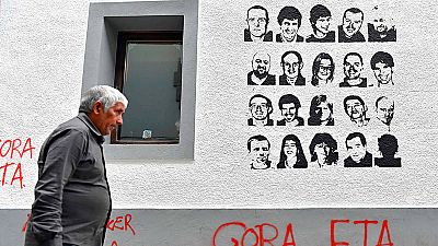 Un hombre pasa ante una pintada que reivindica a los presos de ETA en Hernani