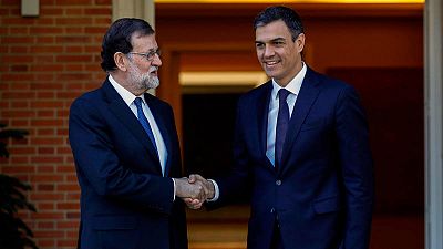 Mariano Rajoy y Pedro Sánchez se saludan momentos antes de la reunión que mantuvieron en el Palacio de la Moncloa