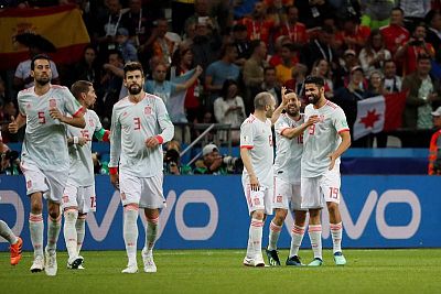 Costa celebra su gol ante Irán con sus compañeros