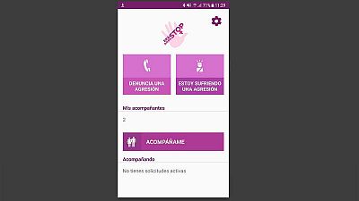 La aplicación cuenta con tres botones: 'Estoy sufriendo una agresión', 'Denuncia una agresión' y 'Acompáñame'. La aplicación cuenta con tres botones: 'Estoy sufriendo una agresión', 'Denuncia una agresión' y 'Acompáñame'.