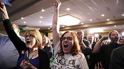 Dos mujeres muestran su júbilo ante los resultados en la noche electoral del Partido Demócrata en Des Moines (Iowa) . REUTERS/Scott Morgan