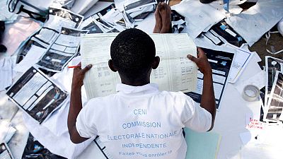 Un representante de la Comisión Electoral Nacional Independiente, CENI, examina el material electoral tras los comicios del domingo. Un representante de la Comisión Electoral Nacional Independiente, CENI, examina el material electoral tras los comicios del domingo.