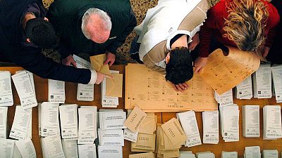 Cuatro ciudadanos contempla las multiples posibilidades antes de acudir a las urnas en una imagen de archivo.