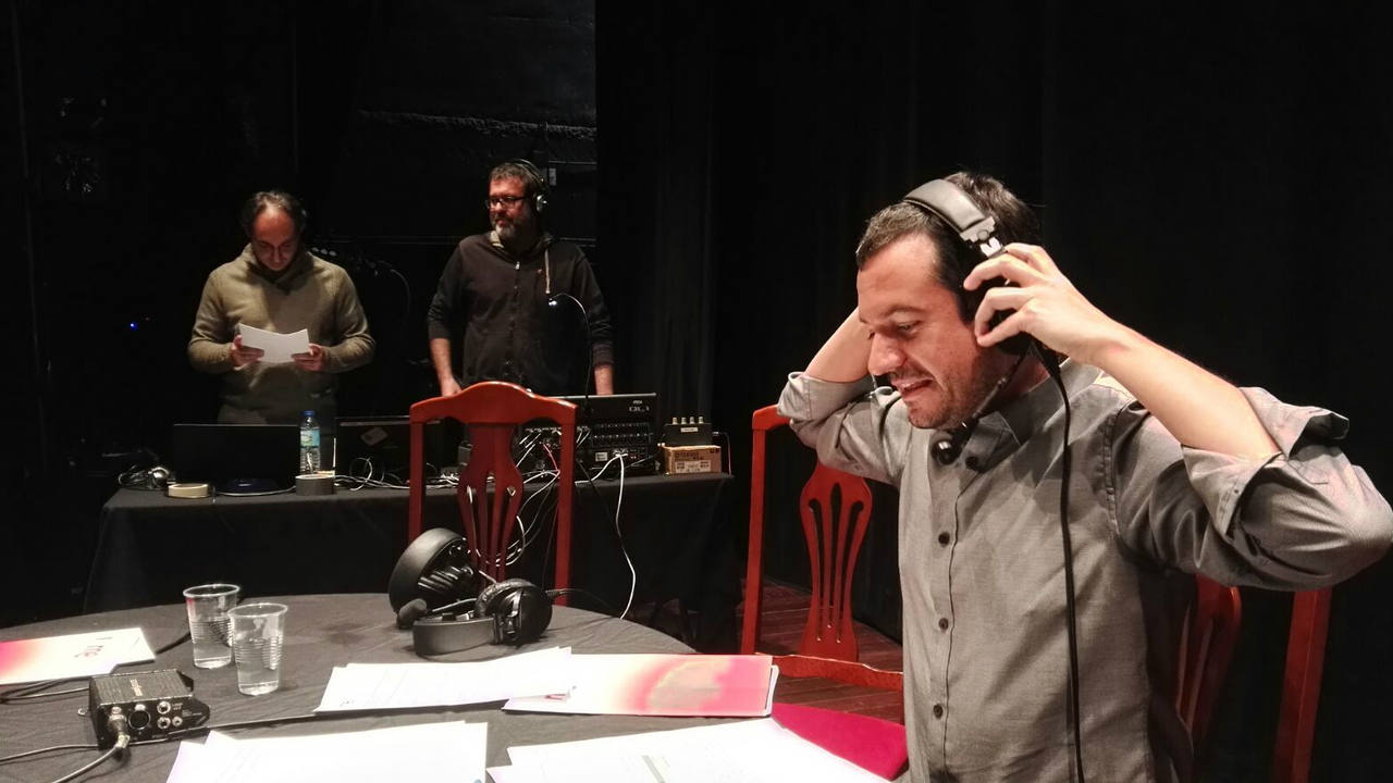 En acción