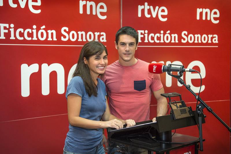 Alejo y Carolina durante la grabación de la ficción sonora