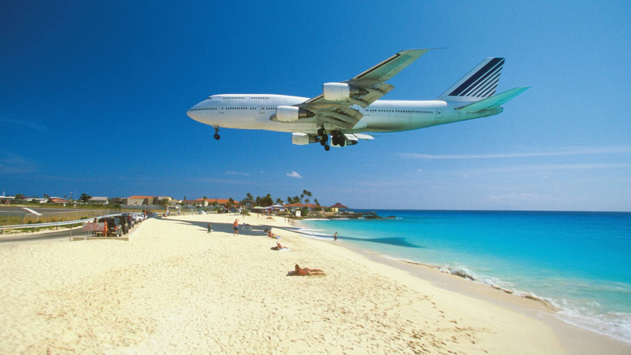 Avión aterrizando en un destino turístico