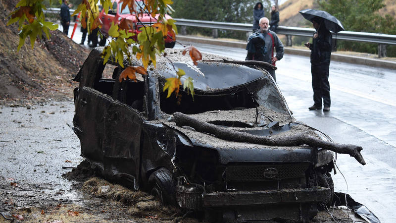 El barro ha sepultado varios coches en la localidad de Burbank
