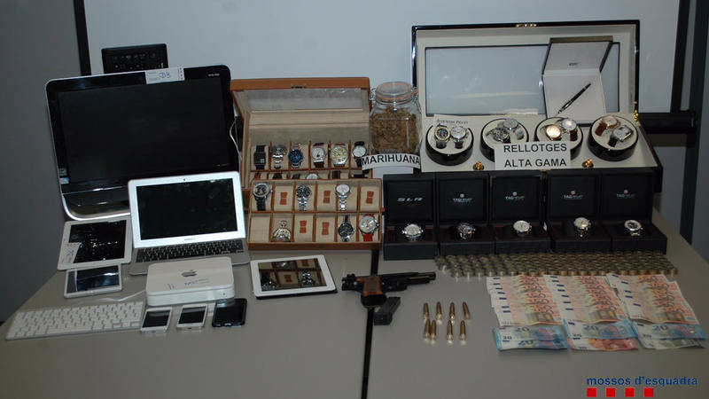 Bienes incautados en el registro del domicilio de los padres de Nadia. TWITTER/Mossos d'Esquadra