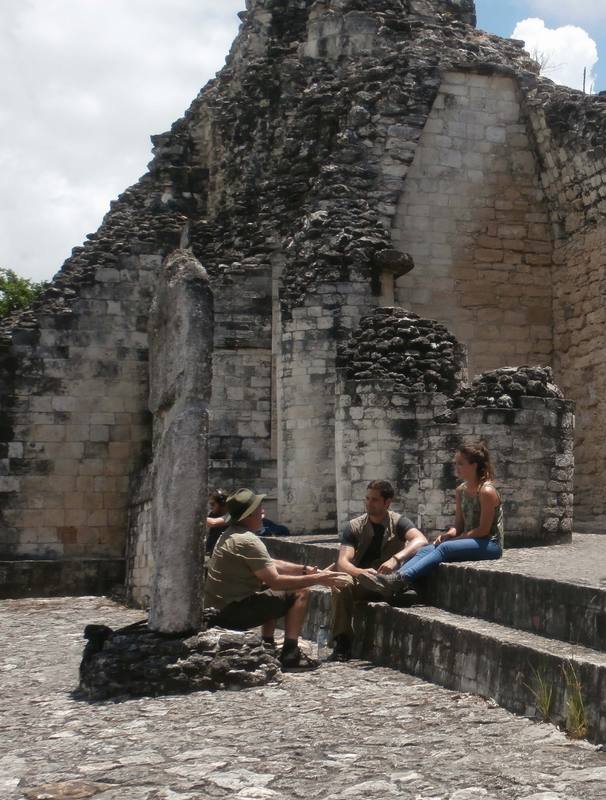 Carlota, Luis y el arqueólogo Eudald Carbonell durante su aventura en busca del futuro de la humanidad