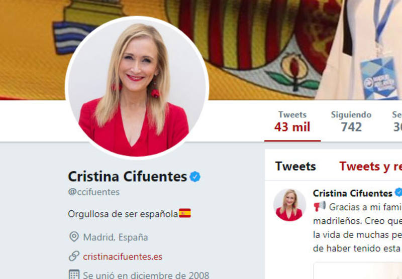 Cifuentes ha quitado de su biografía de Twitter el cargo de presidenta del PP de Madrid
