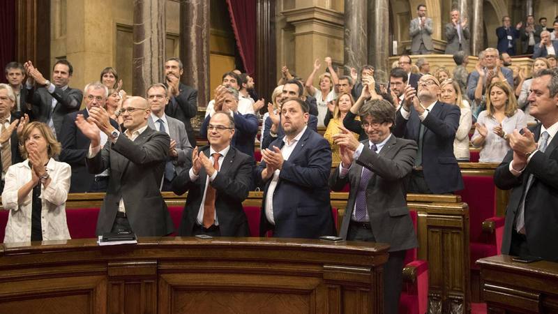 Los diputados de Junts pel Sí aplauden la aprobación de la Ley de Transitoriedad