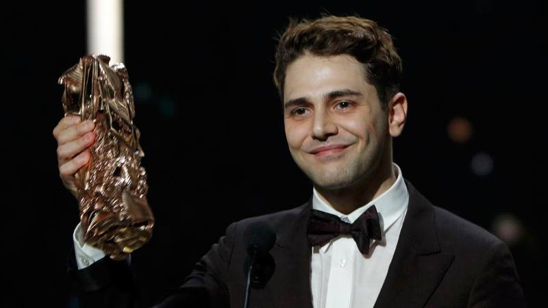 El director canadiense Xavier Nolan sostiene el César a mejor director por su film