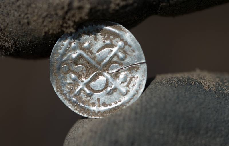 Entre las piezas halladas, se encuentran un centenar de monedas acuñadas por el rey Blåtand.