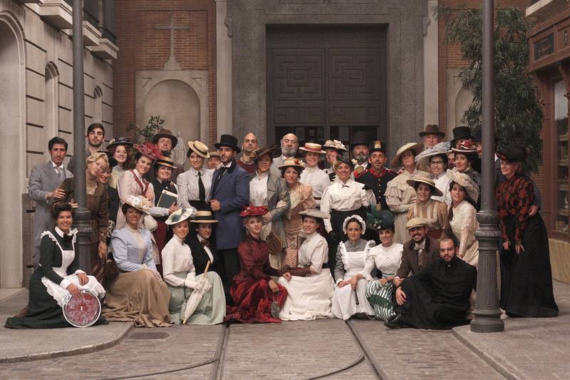 El equipo de Boomerang TV con las actrices tras la grabación de la escena