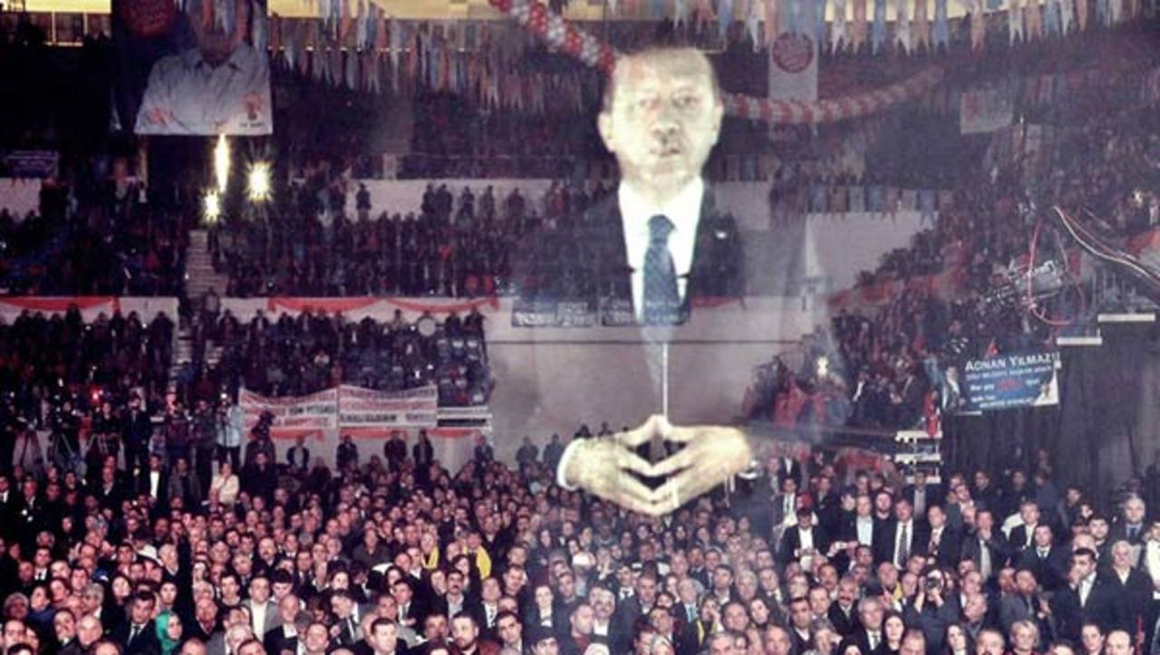El presidente turco sorprendió a sus partidarios interviniendo en forma de holograma en un acto electoral