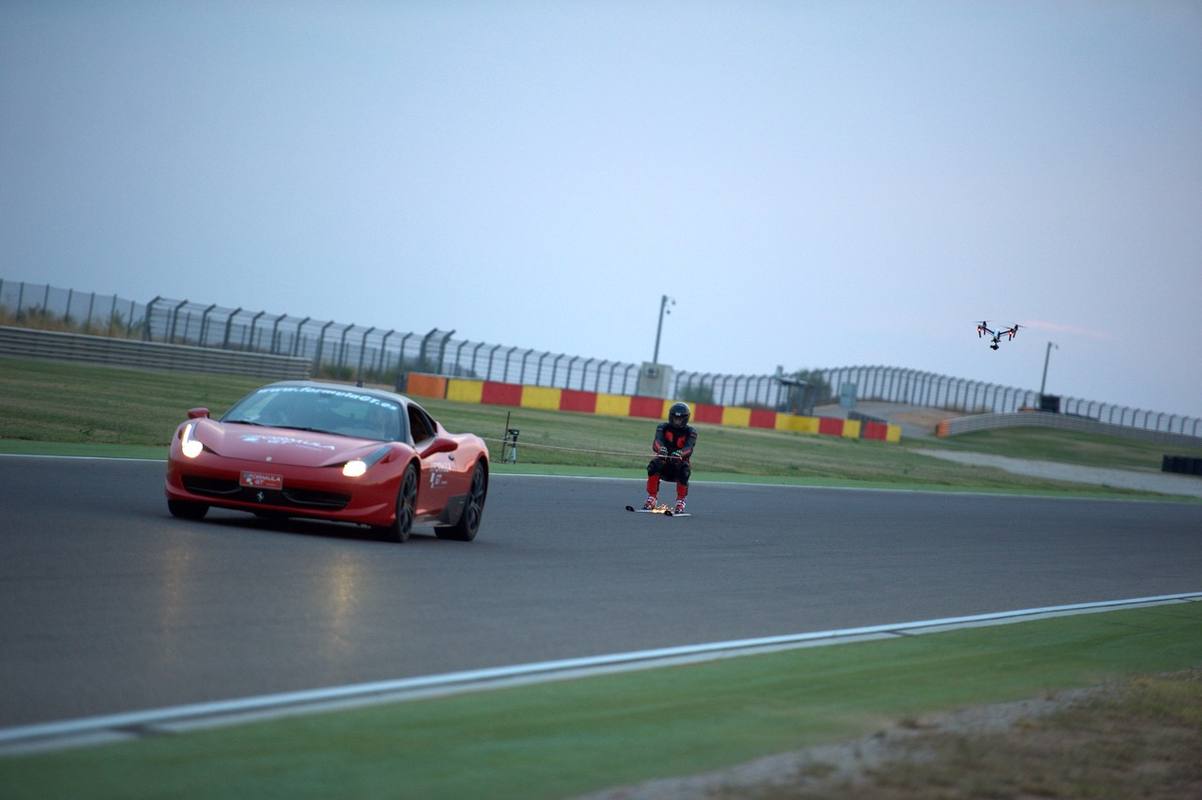 El esquiador Jan Farrell durante su asalto al récord en el circuito aragonés de Motorland.