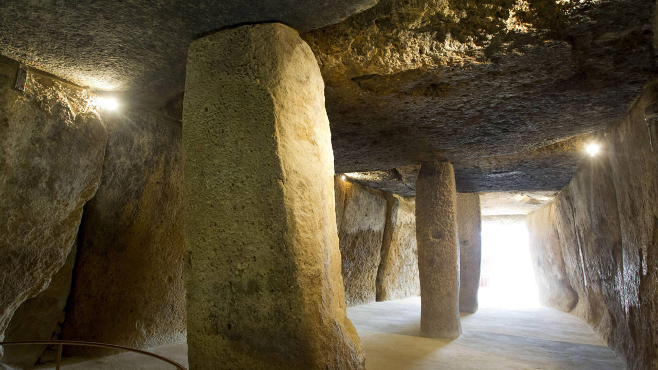 Una experta de la Unesco recorre los dólmenes de Antequera para evaluarlos