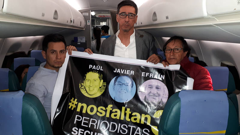 Los familiares del equipo del diario 'El Comercio' Cristian Segarra, hijo del conductor Efraín Segarra; Enrique Rivas, hermano del fotógrafo Paúl Rivas; y Galo Ortega, padre del periodista Javier Ortega
