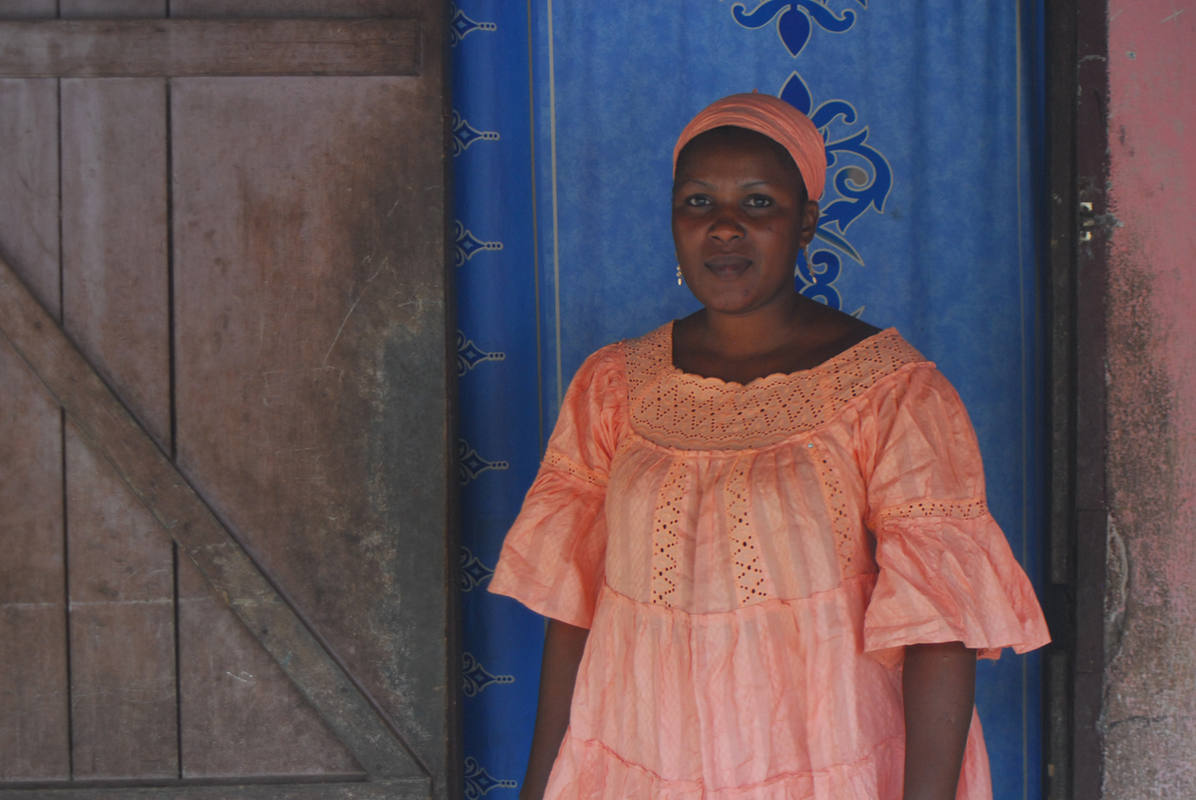 Fatouba dice que se juega la vida cada vez que va al mercado. Foto: M.J. AGEJAS