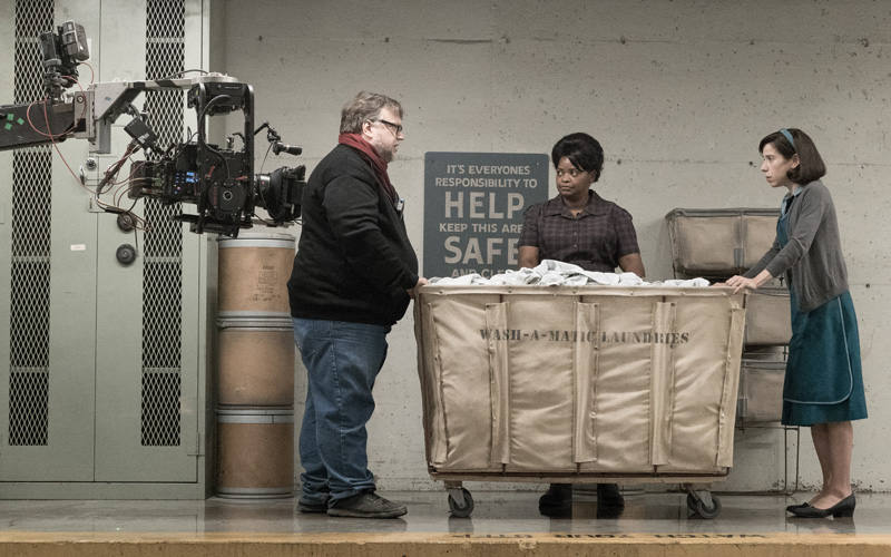 Guillermo del Toro dando instrucciones a Sally Hawkins y Olivia Spencer