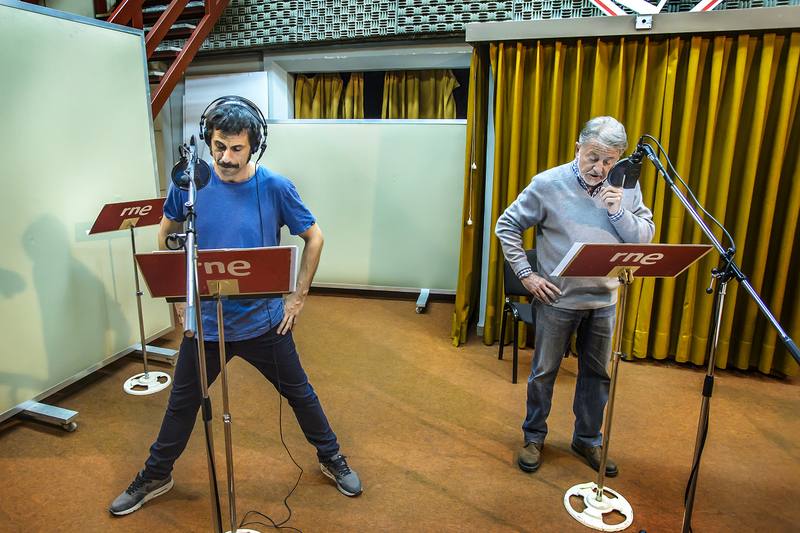 Hugo Silva y Jaime Blanch en los estudios de Radio Nacional